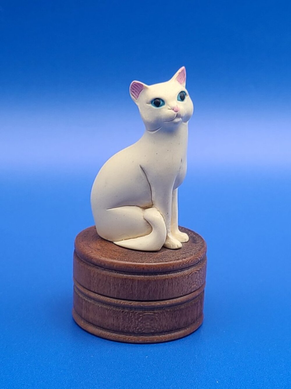 Vintage Small Turned Wood Base Cat Trinket Jewelry Keepsake Box 3"H